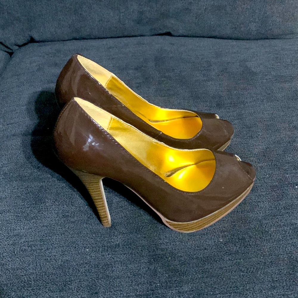 Woman heels with open toe size 6 brand Delicious